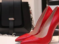 How To Wear Bright Shoes - 金年会登录入口